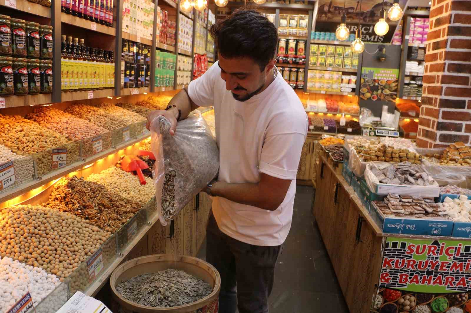 Terör örgütü PKK’nın silah bırakmasının ardından Diyarbakır ve Güneydoğu’da bayram havası