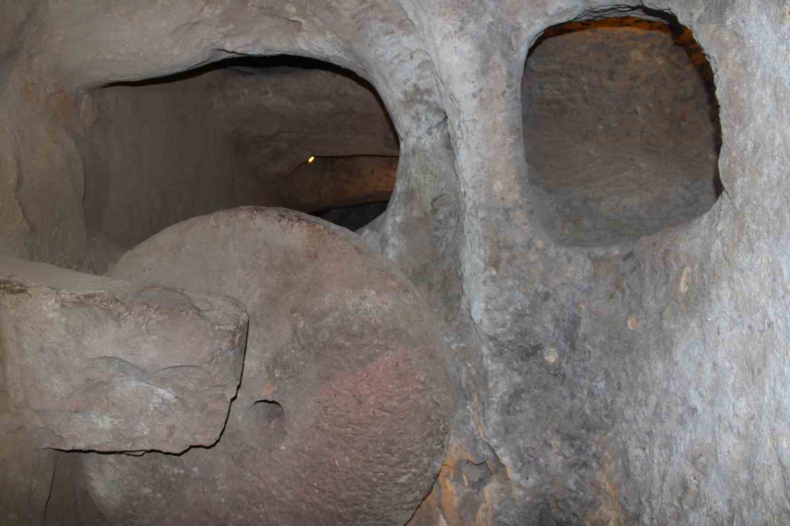 Evinin altında iki bin yıllık parmak izleriyle yaşıyor
