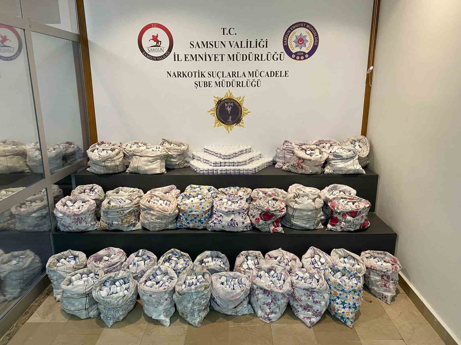 Samsun’da yastık kılıfları içine gizlenmiş 265 bin adet uyuşturucu hap ele geçirildi