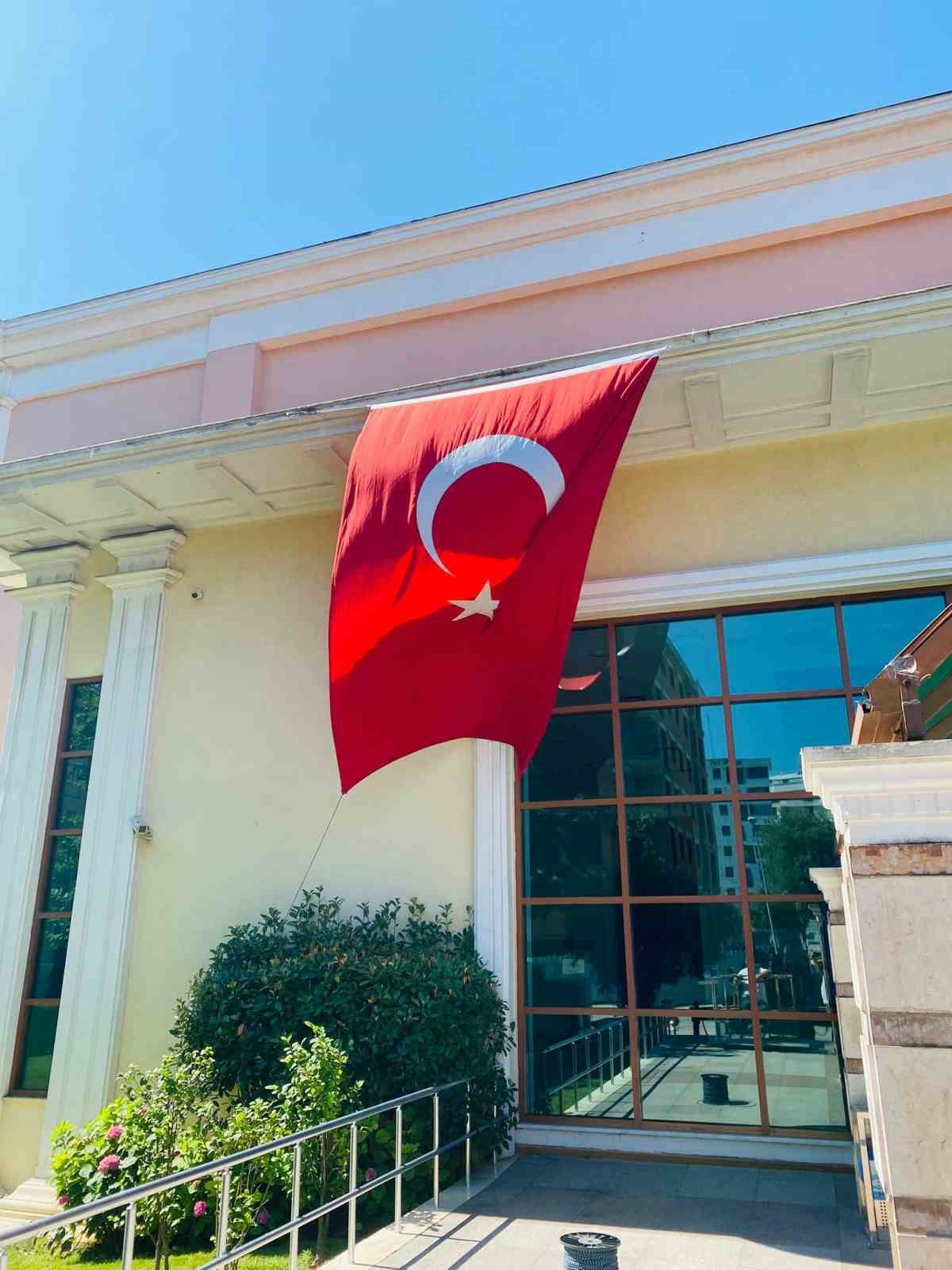 Pendik&rsquo;te ay yıldızlı birlik mesajı: Caddeler bayraklarla donatıldı
