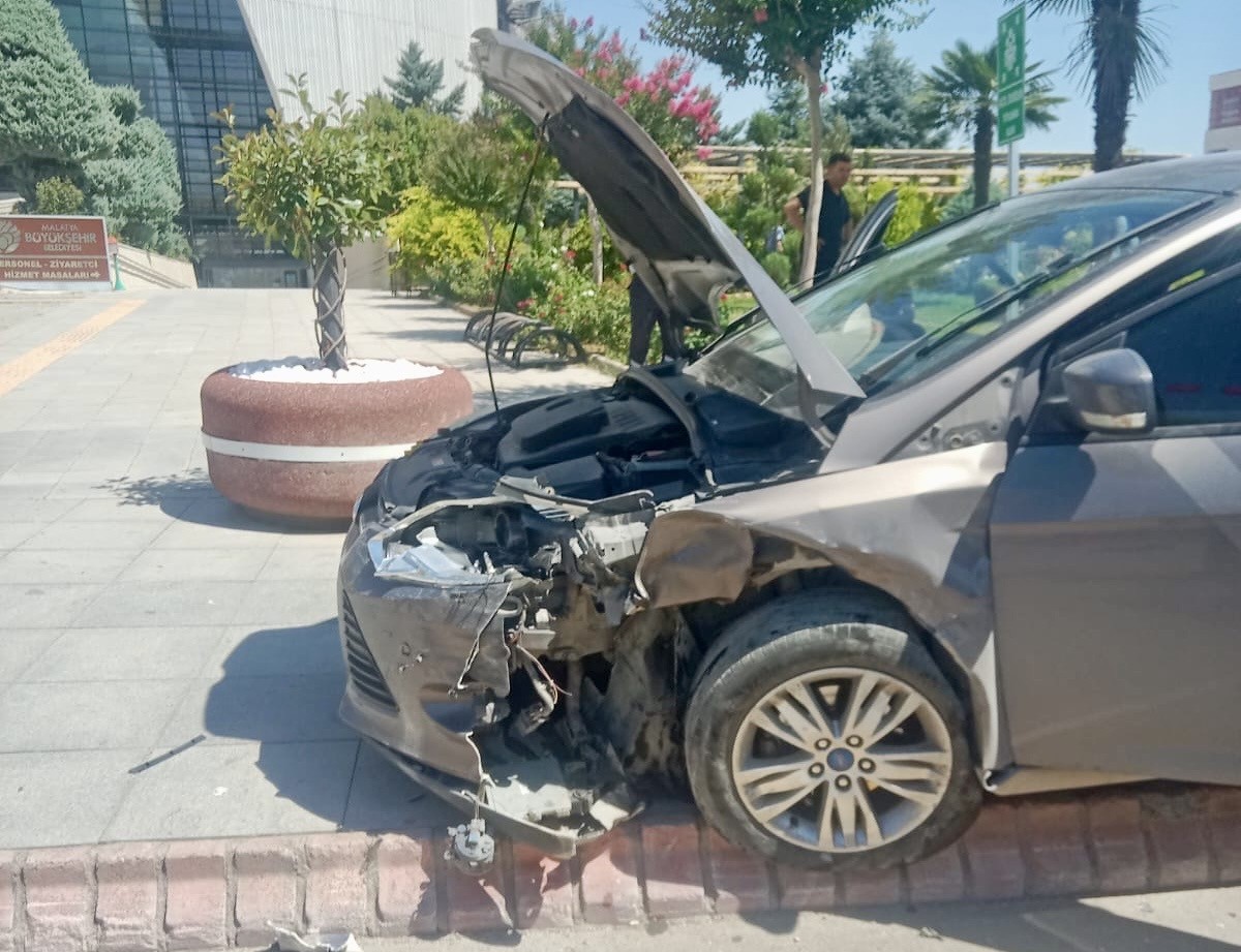 İki otomobil &ccedil;arpıştı: 4 kişi yaralandı
