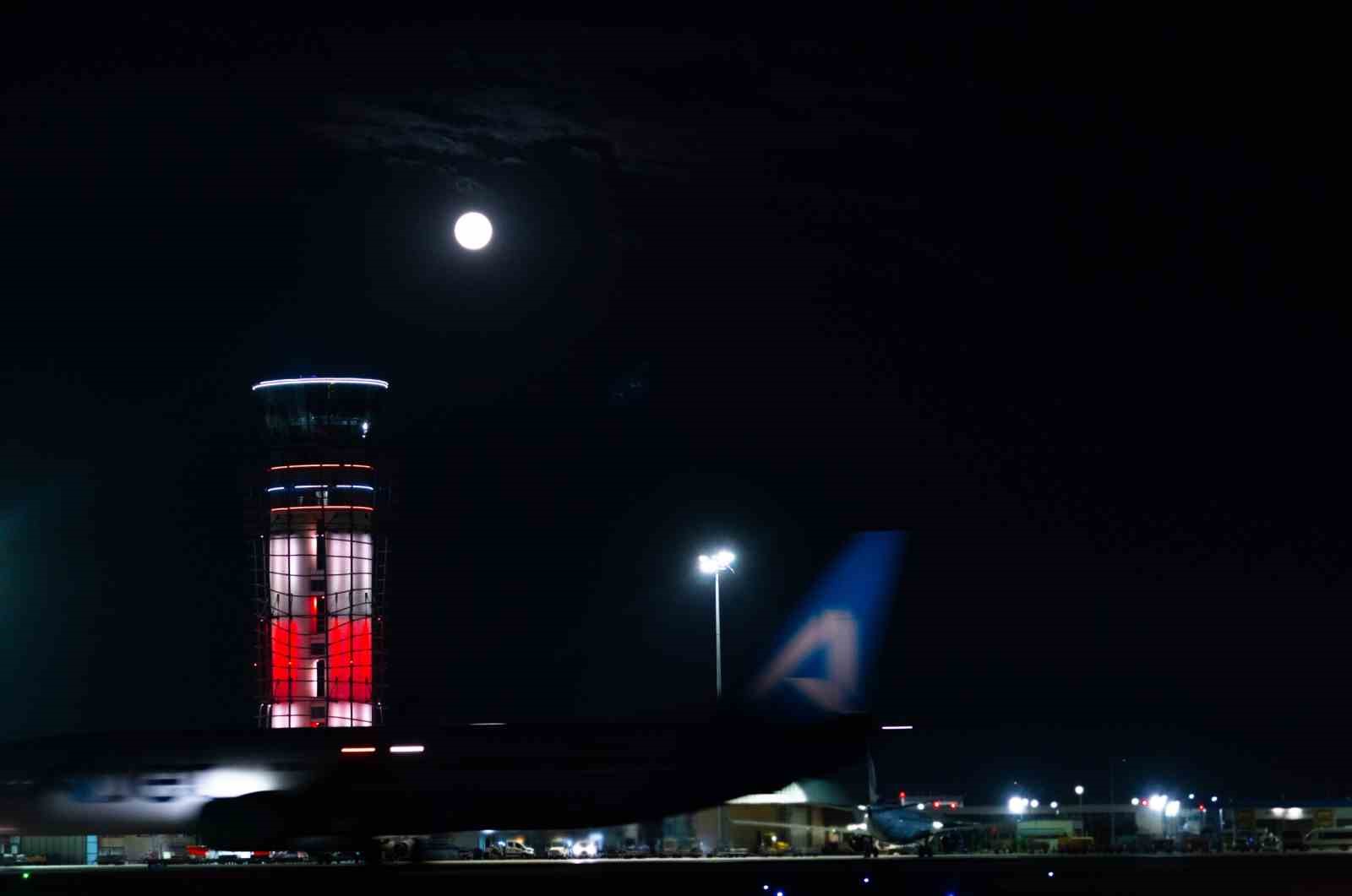 Sabiha G&ouml;k&ccedil;en Uluslararası Havalimanı 15 Temmuz&rsquo;da kırmızı beyaza b&uuml;r&uuml;necek
