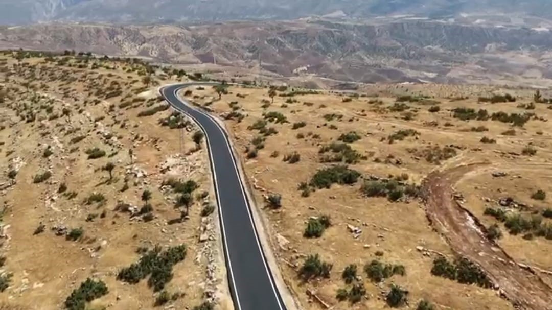 Siirt&rsquo;te 9 bin metrelik yol sıcak asfaltla buluştu

