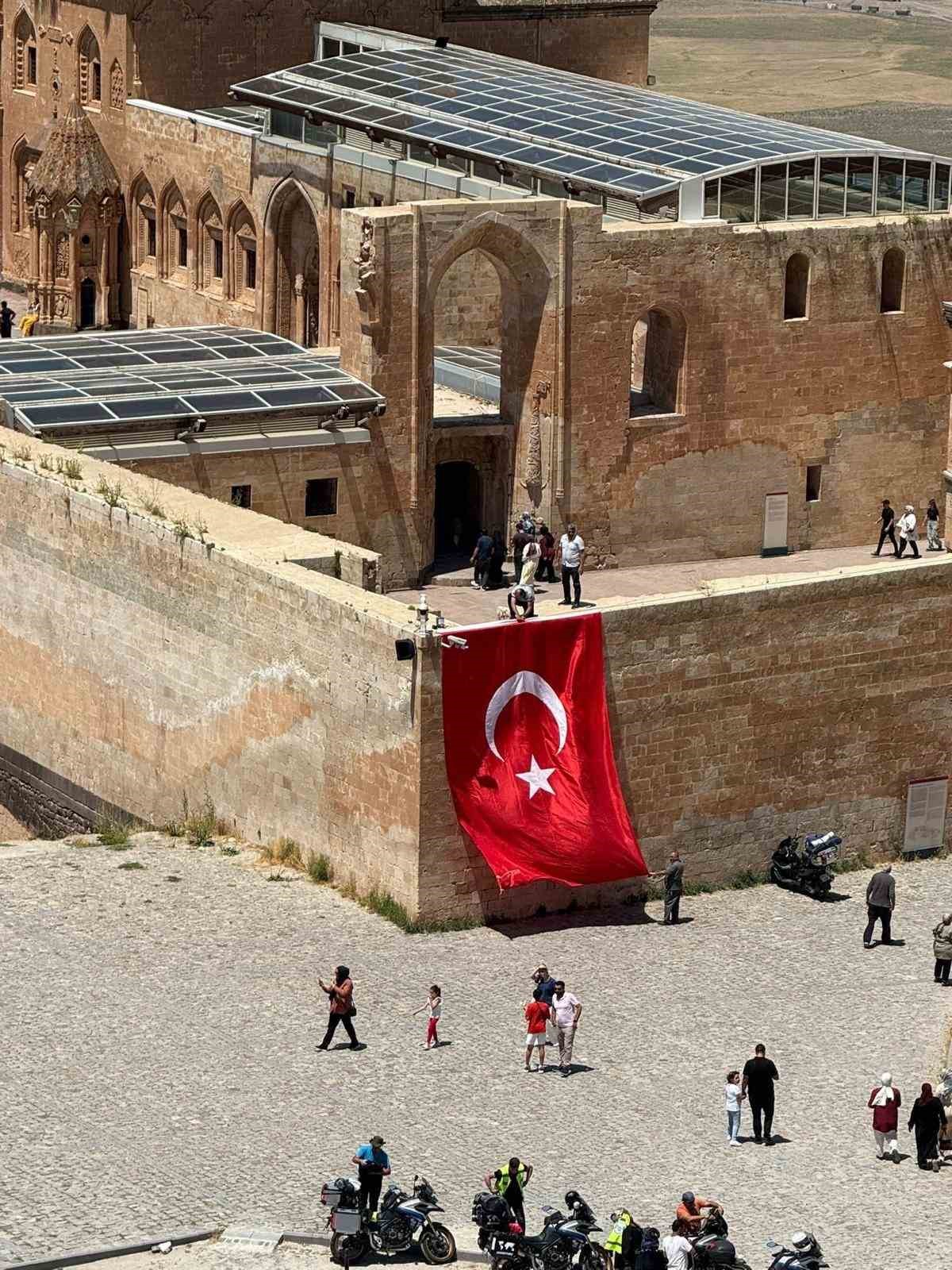 Ağrı ay yıldızlı bayraklarla donatıldı
