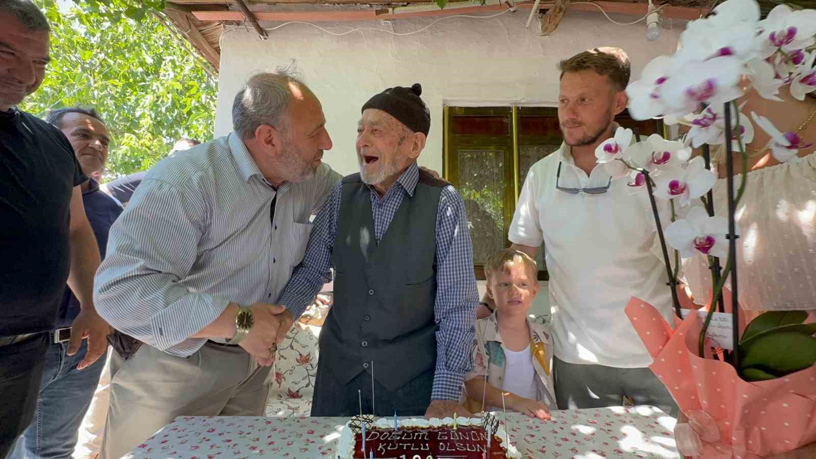 100 yaşına basan Recep Ercan&rsquo;a anlamlı kutlama
