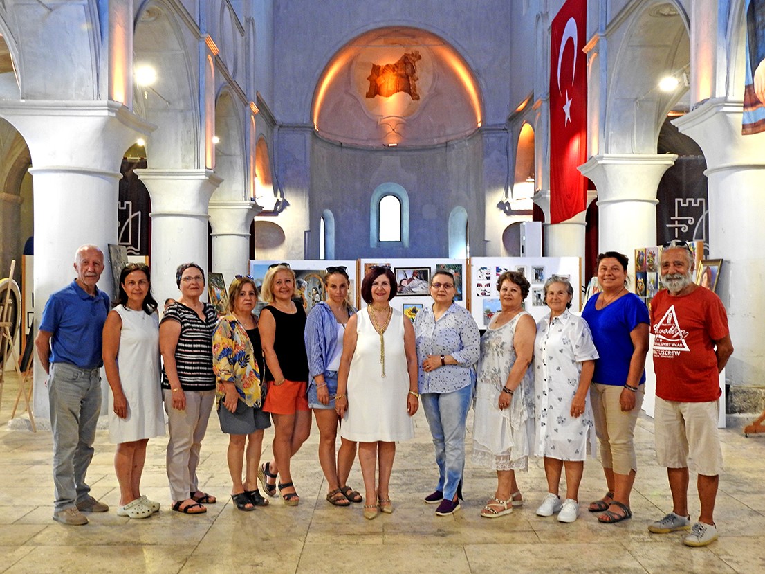 "Bayraklı&rsquo;nın Renkleri" &Ccedil;eşme&rsquo;de buluştu: 60 sanat&ccedil;ıdan yağlı boya sergisi
