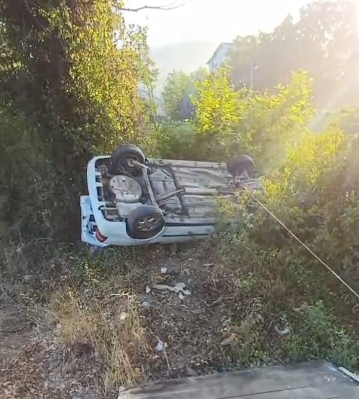 &Ccedil;aycuma&rsquo;da otomobil direksiyon hakimiyetini kaybetti, şarampole u&ccedil;tu
