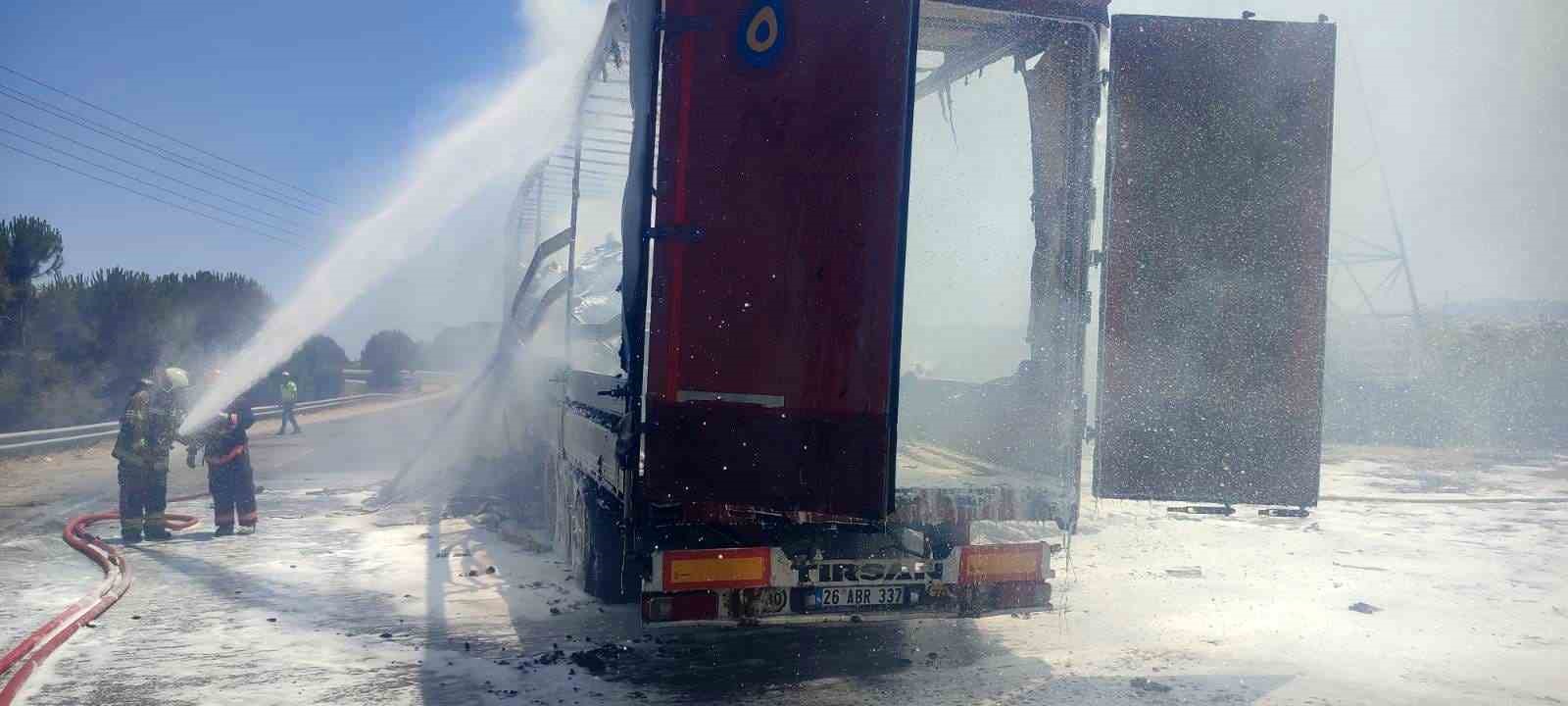 Tır alevlere teslim oldu
