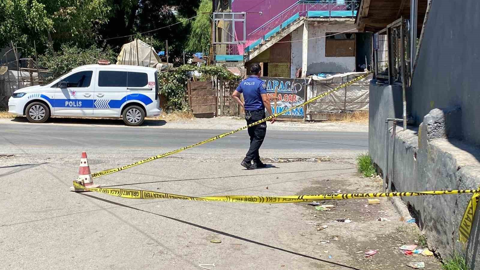 Av t&uuml;feğiyle sokakta dehşet sa&ccedil;tı: 2 yaralı
