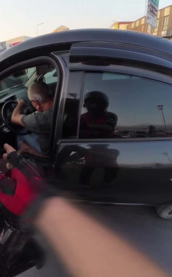 Bir anda kavşağın ortasında durdu, kimse ne olduğunu anlayamadı