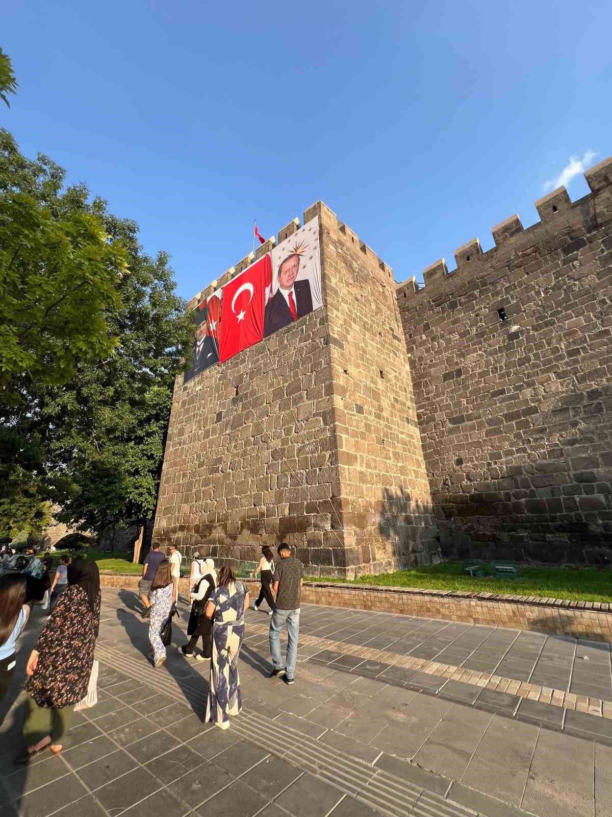 Kayseri B&uuml;y&uuml;kşehir Belediyesi, şehri T&uuml;rk Bayrakları ile donattı
