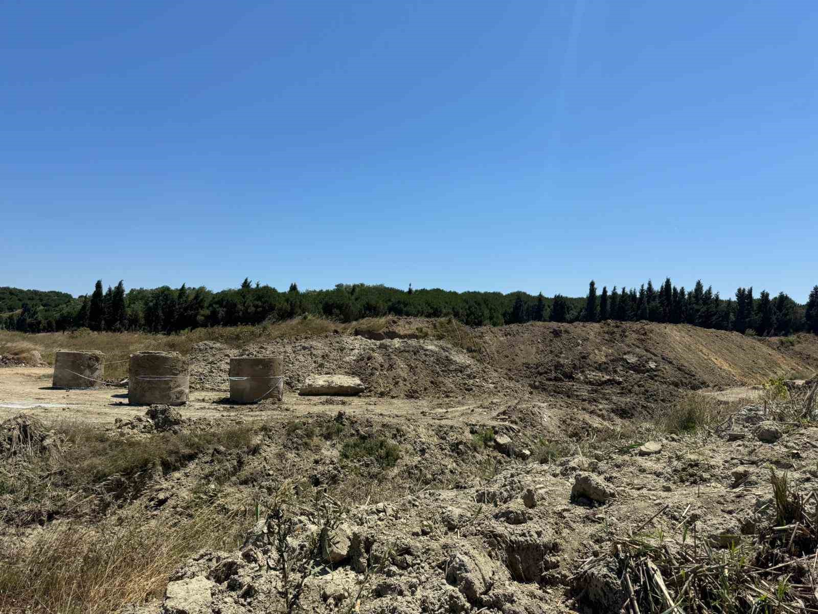 Yeşilel Derneği, İBB&rsquo;nin hafriyat d&ouml;k&uuml;m sahası ilan ettiği Mavi G&ouml;l&rsquo;de eylem yaptı
