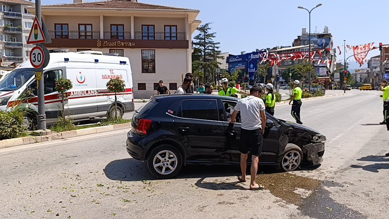 Bursa’da iki araç kafa kafaya çarpıştı: 4 yaralı