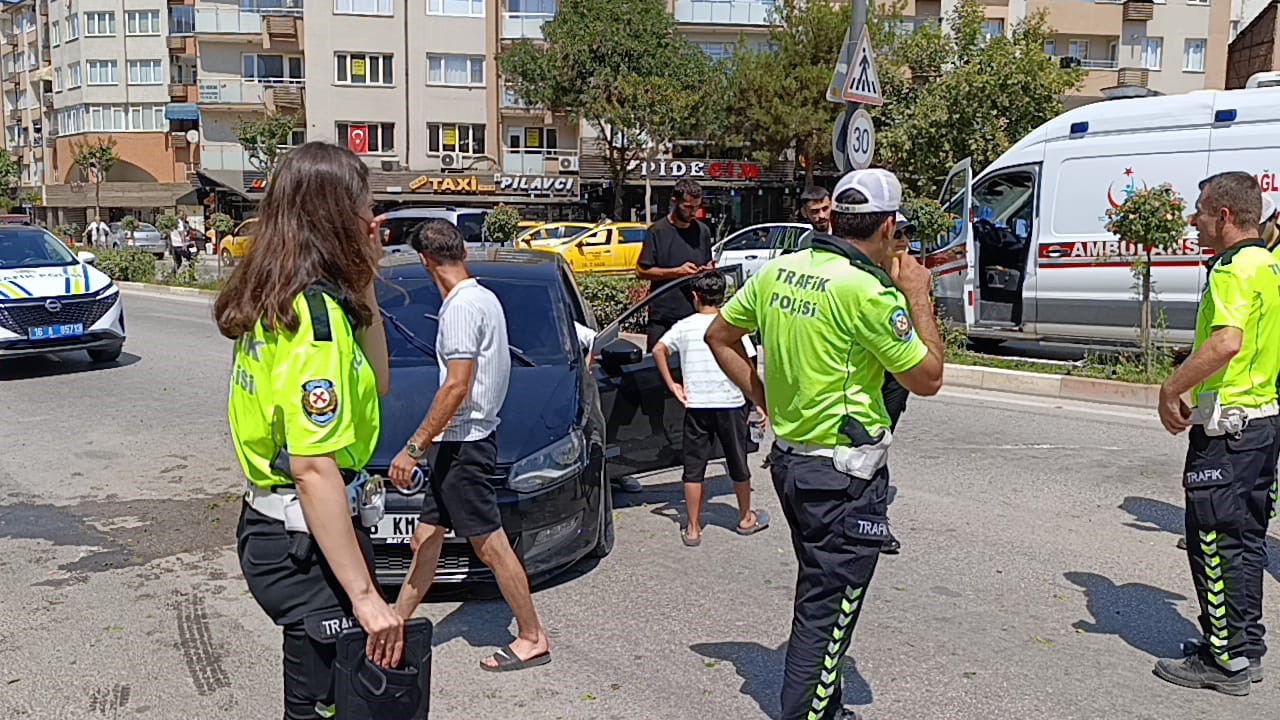 Bursa&rsquo;da iki ara&ccedil; kafa kafaya &ccedil;arpıştı: 4 yaralı
