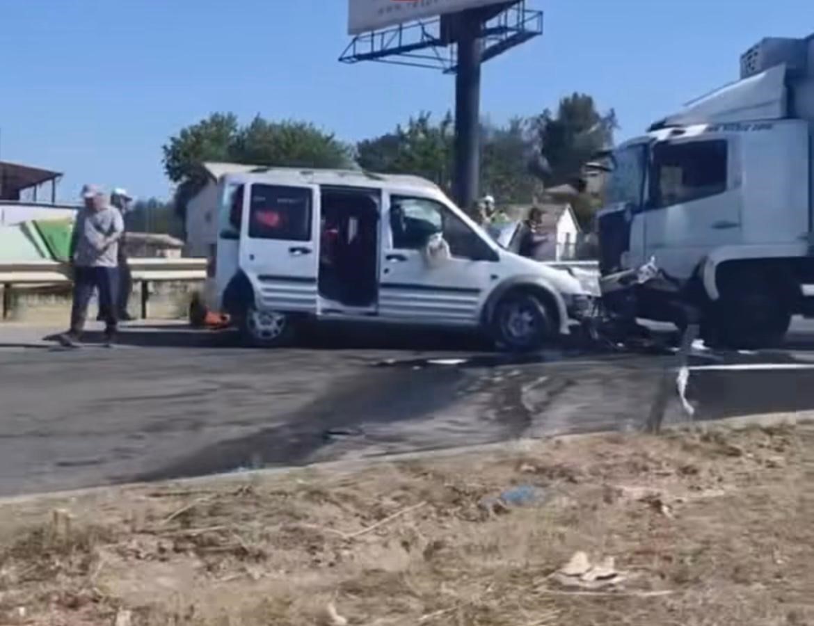 Tırla &ccedil;arpışan otomobil s&uuml;r&uuml;c&uuml;s&uuml; hayatını kaybetti
