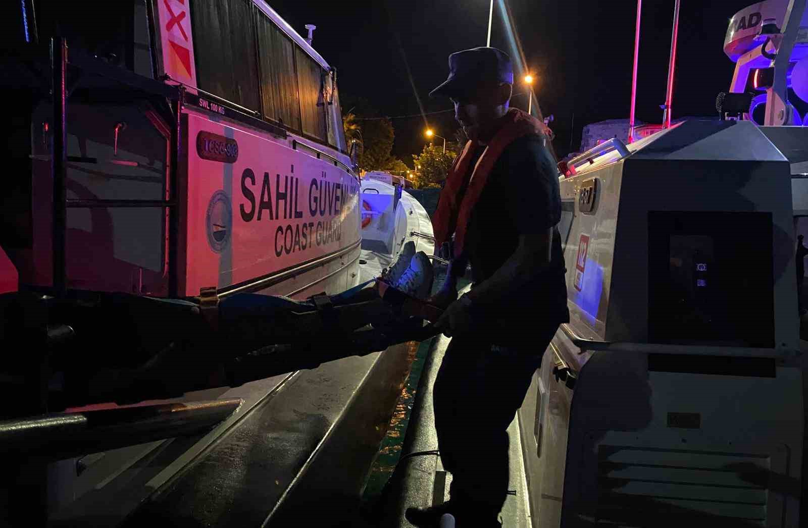 Bozcaada’da trafik kazasında yaralanan vatandaşın tıbbi tahliyesi Sahil Güvenlik ekiplerince gerçekleştirildi