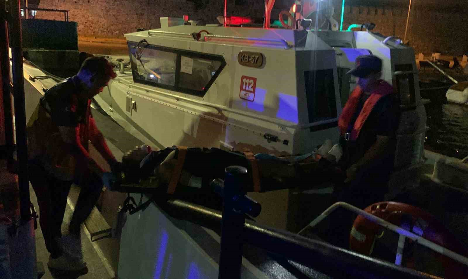 Bozcaada&rsquo;da trafik kazasında yaralanan vatandaşın tıbbi tahliyesi Sahil G&uuml;venlik ekiplerince ger&ccedil;ekleştirildi
