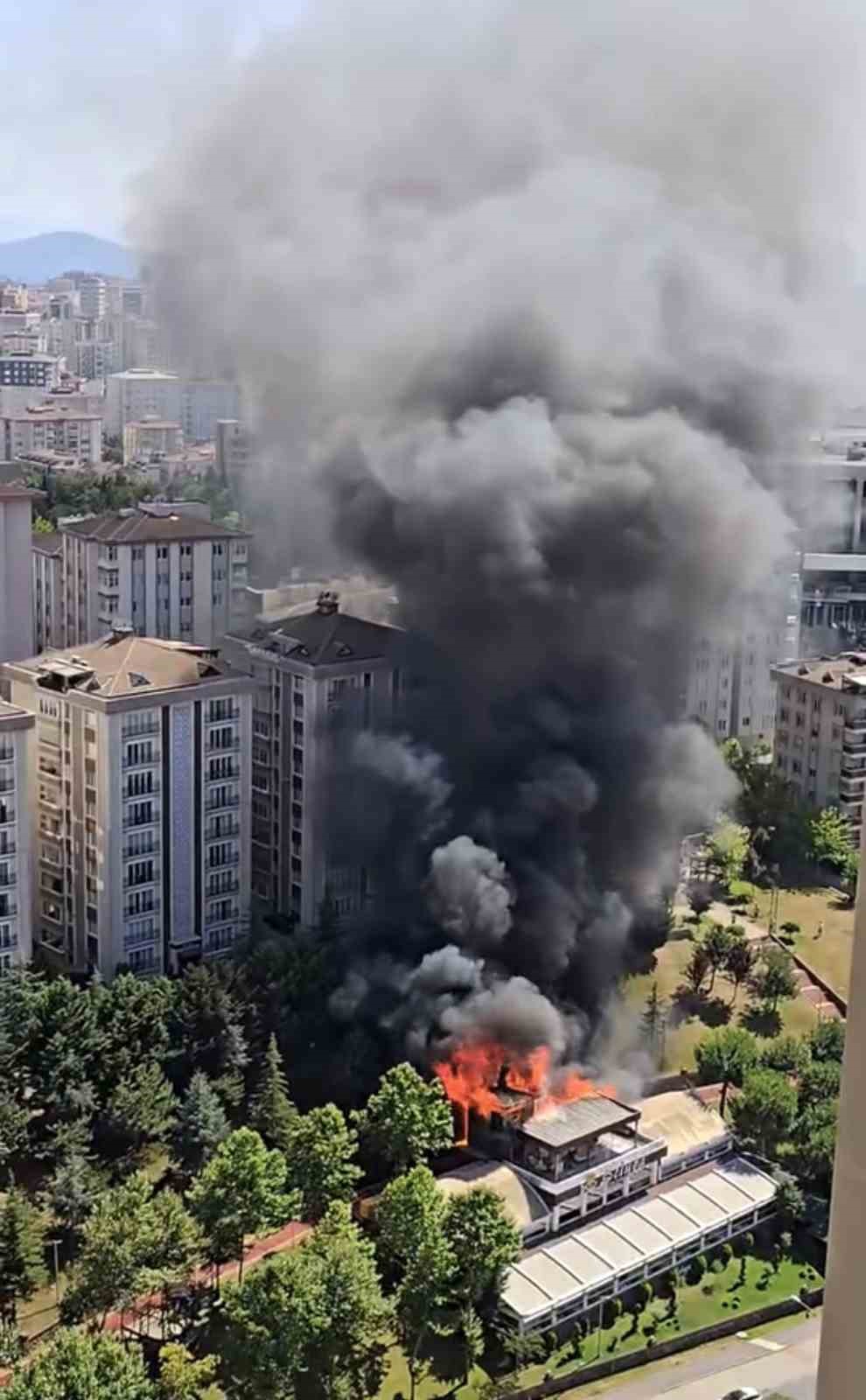 Ataşehir&rsquo;de balık restoranında korkutan yangın
