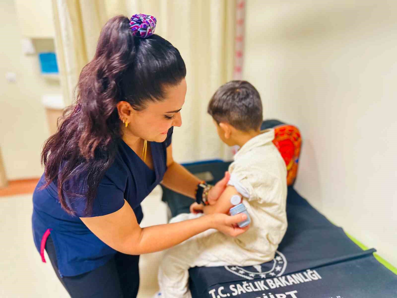 Siirt’te Tip 1 diyabetli çocuklara sensör takılmaya başlandı