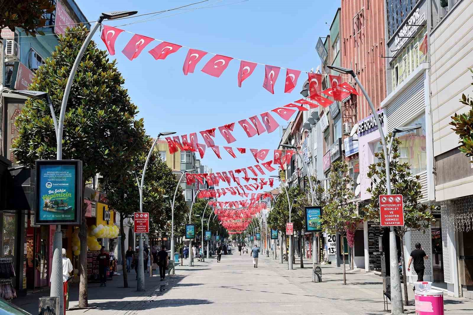 Sakarya’da cadde ve sokaklar ay-yıldızlı bayraklarla donatıldı