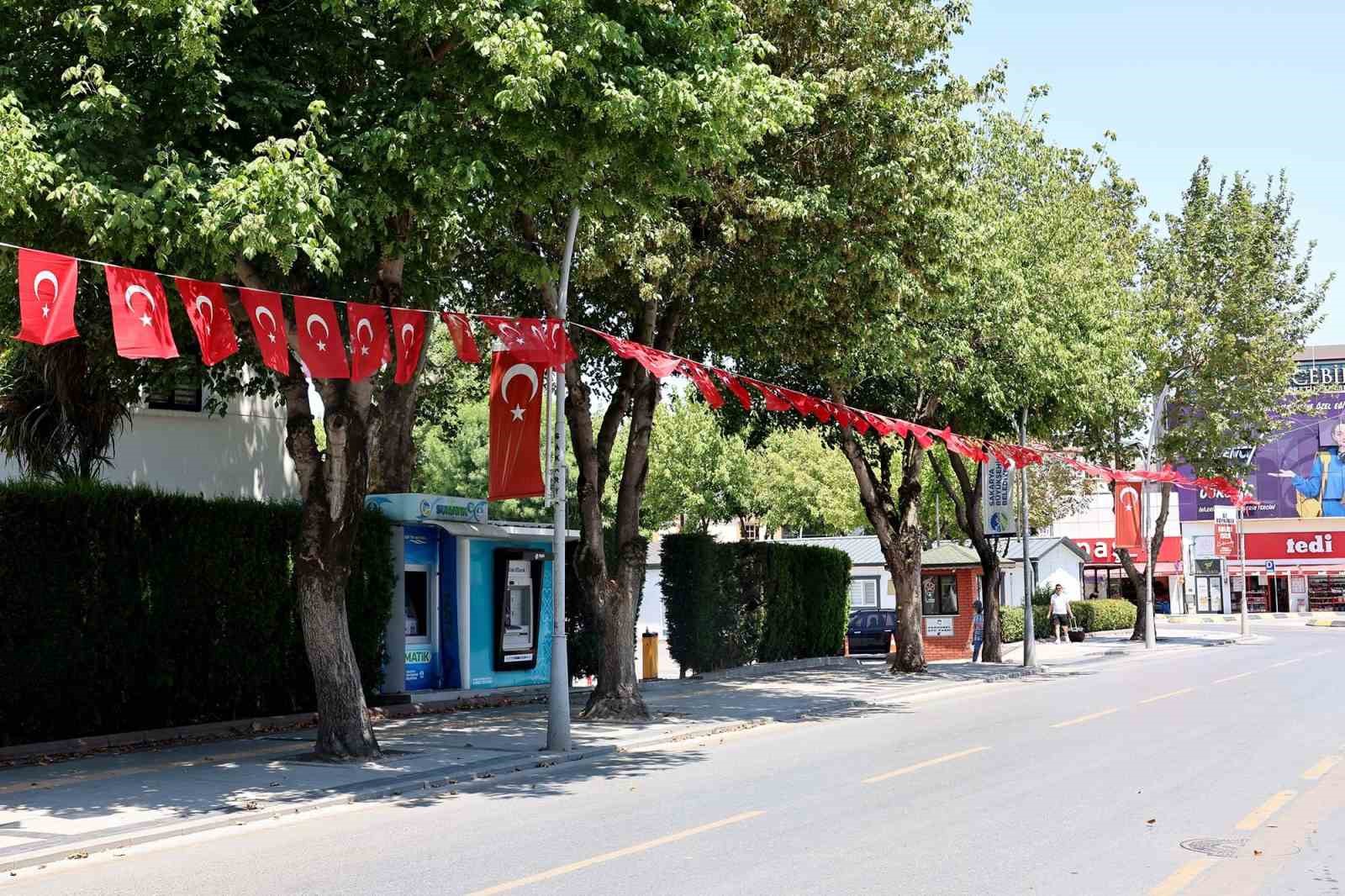 Sakarya&rsquo;da cadde ve sokaklar ay-yıldızlı bayraklarla donatıldı
