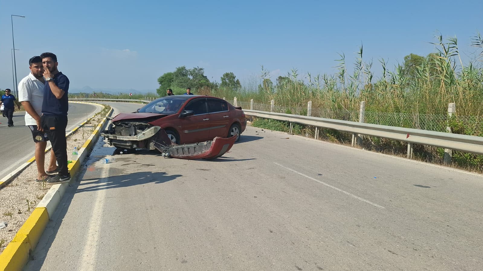 Virajı alamayan otomobil ref&uuml;je &ccedil;arptı: 1 yaralı
