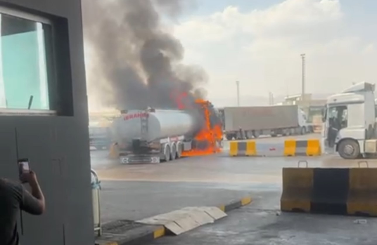 Habur&rsquo;da akaryakıt y&uuml;kl&uuml; tanker alev alev yandı
