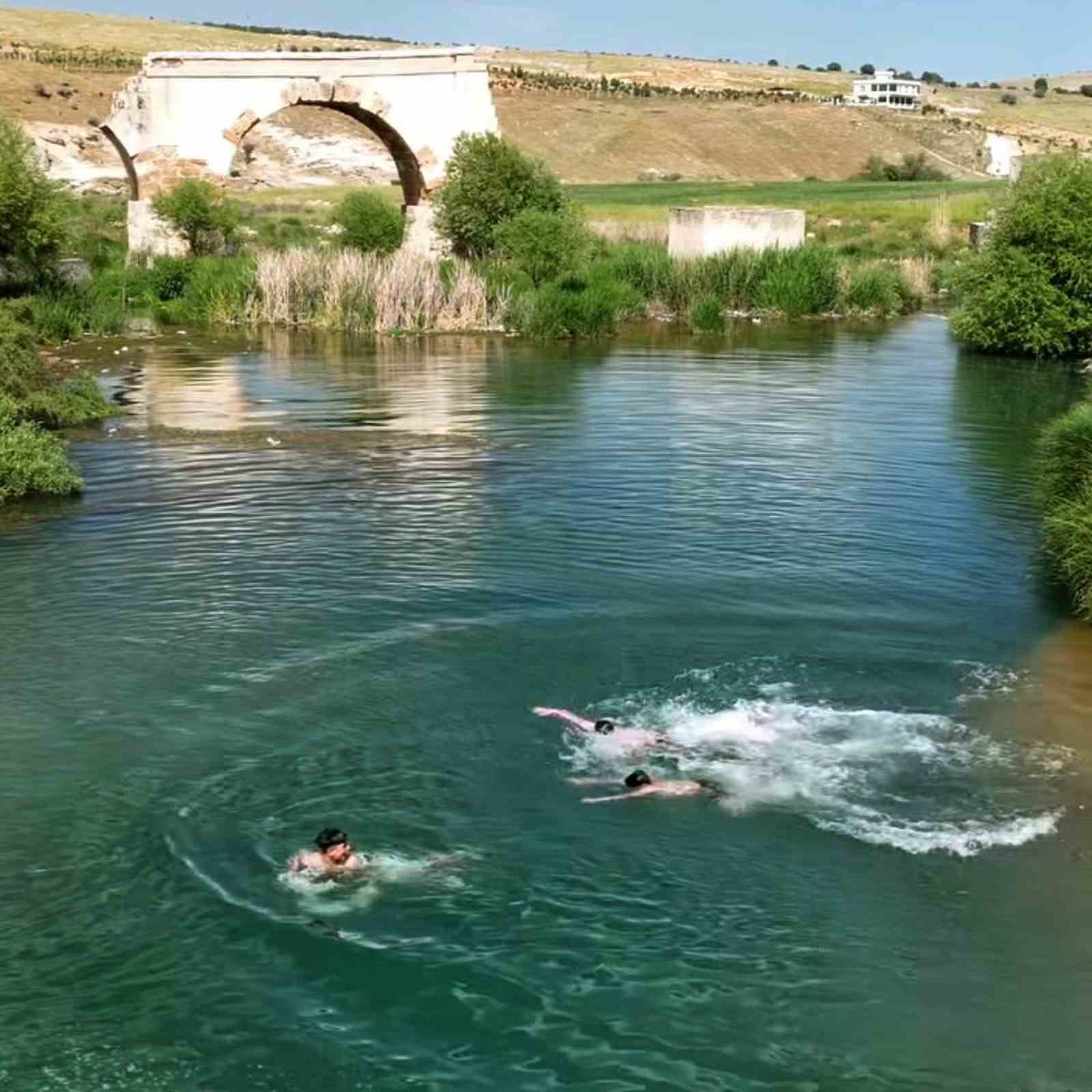 Kavurucu sıcaklardan bunalan Arabanlı vatandaşlar akarsularda serinliyor
