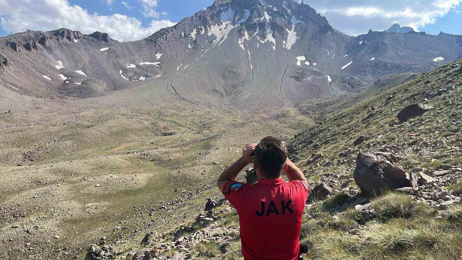 Erciyes’e zirve tırmanışı yapan dağcı mahsur kaldı