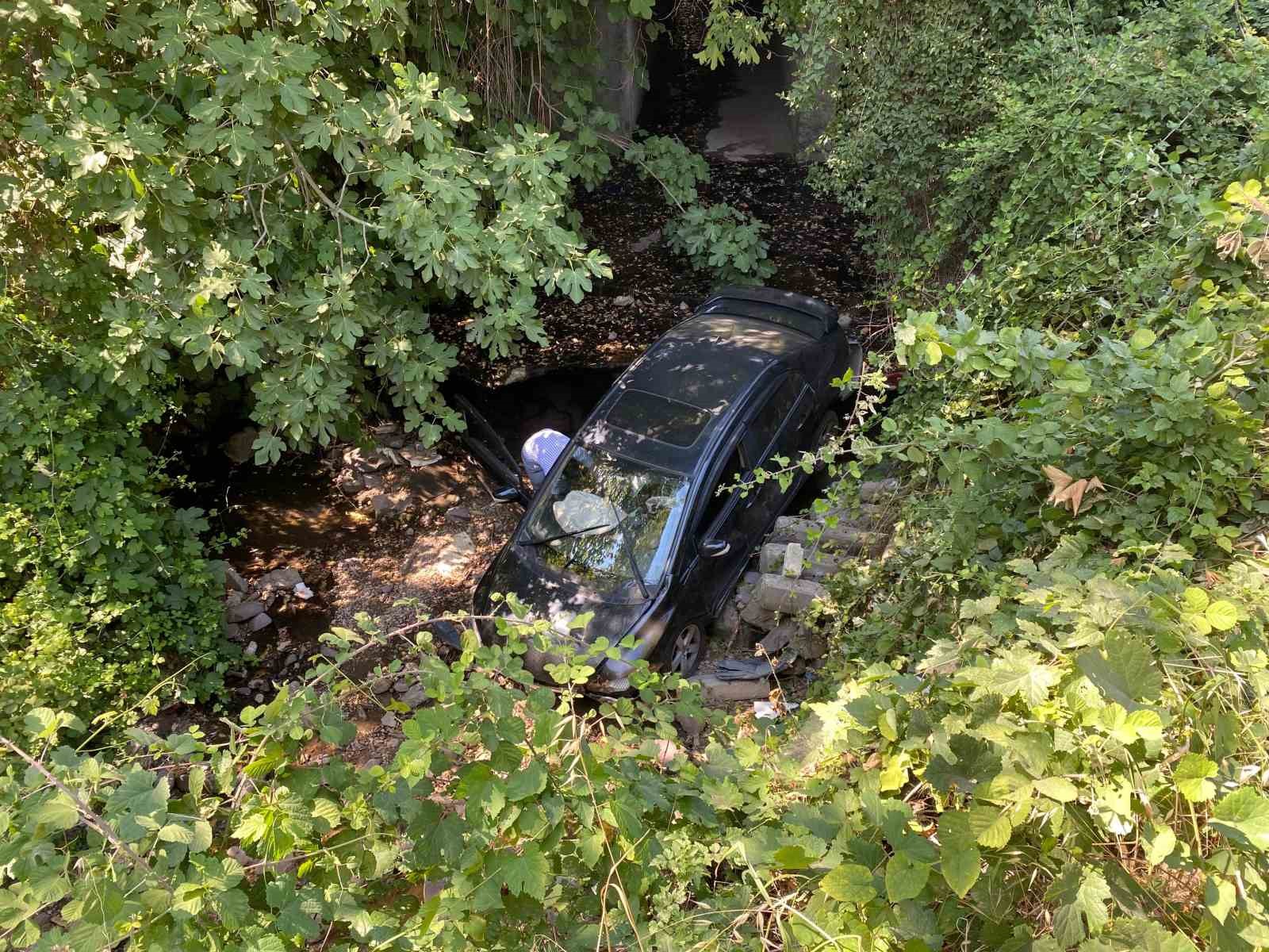 Aracını park etmek isterken 7 metrelik kanala düştü