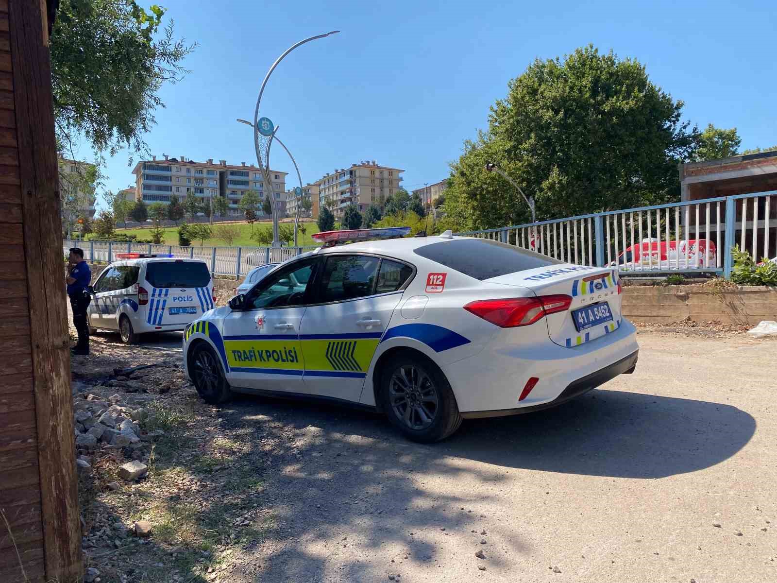 Aracını park etmek isterken 7 metrelik kanala d&uuml;şt&uuml;
