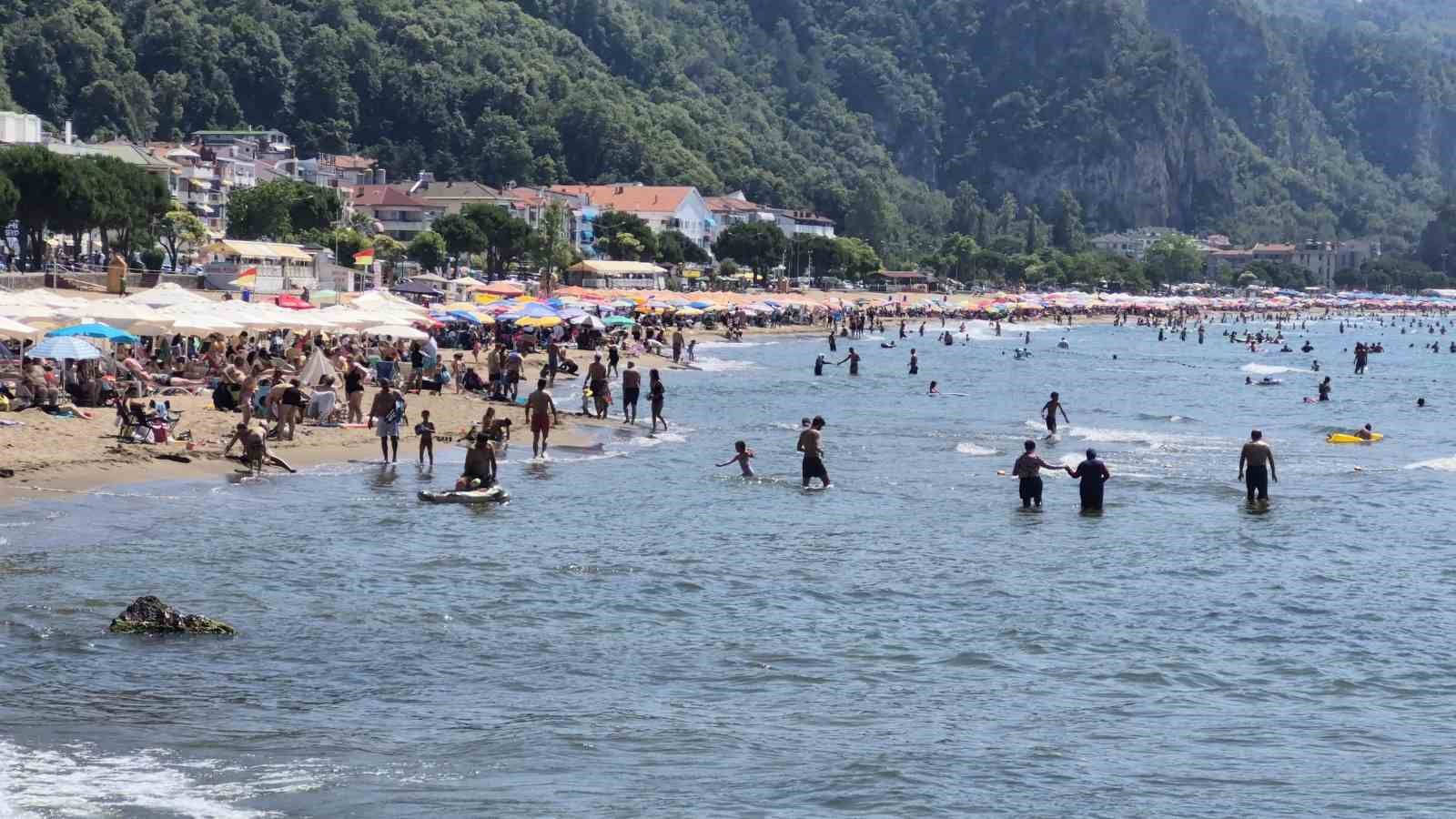 Bunaltan sıcaklarda tatil k&ouml;yleri ve plajlar doldu taştı
