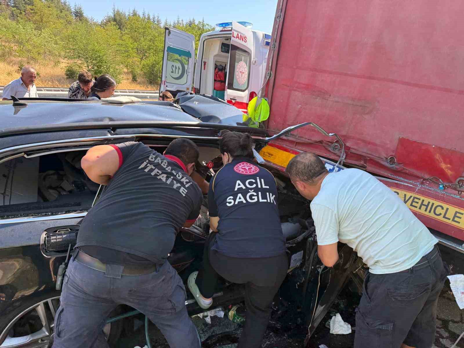 Kırklareli’nde otomobil tırın altına girdi: 2 yaralı
