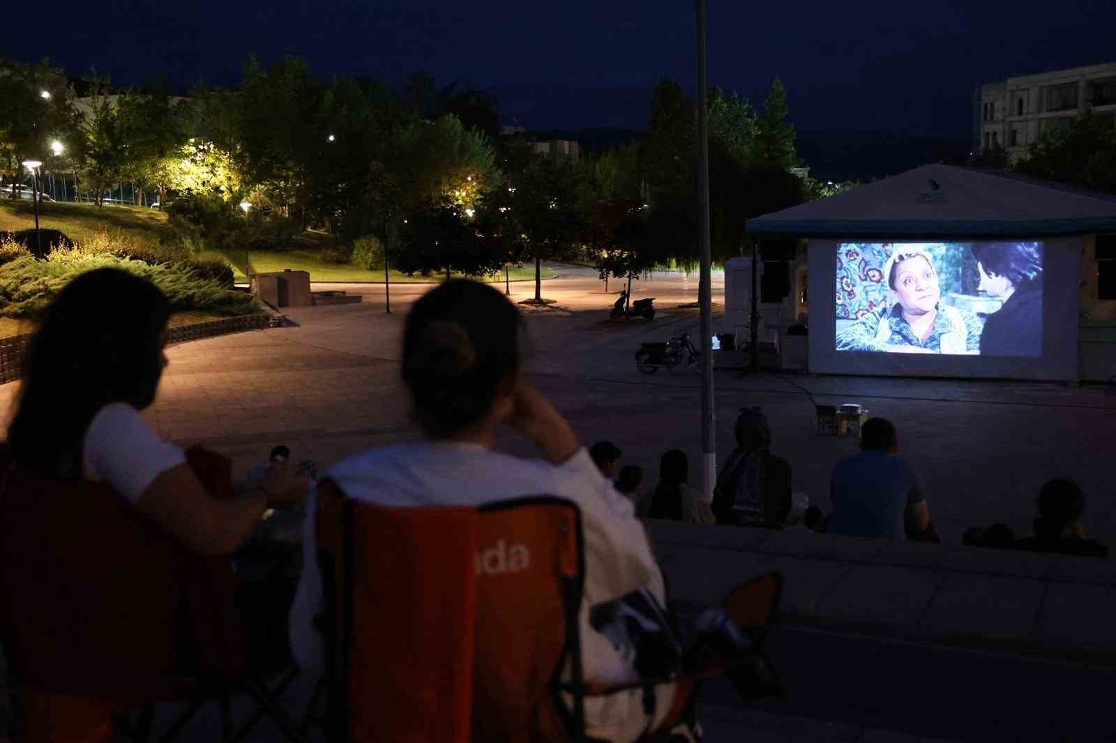 D&uuml;zce &Uuml;niversitesi&rsquo;nde a&ccedil;ık hava sinema g&uuml;nleri başladı
