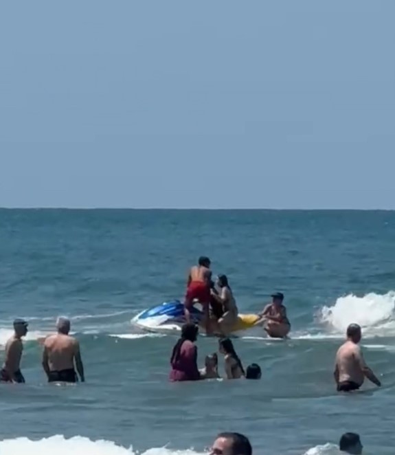 D&uuml;zce&rsquo;de denizde boğulma tehlikesi ge&ccedil;iren 4 kişiyi cankurtaranlar kurtardı
