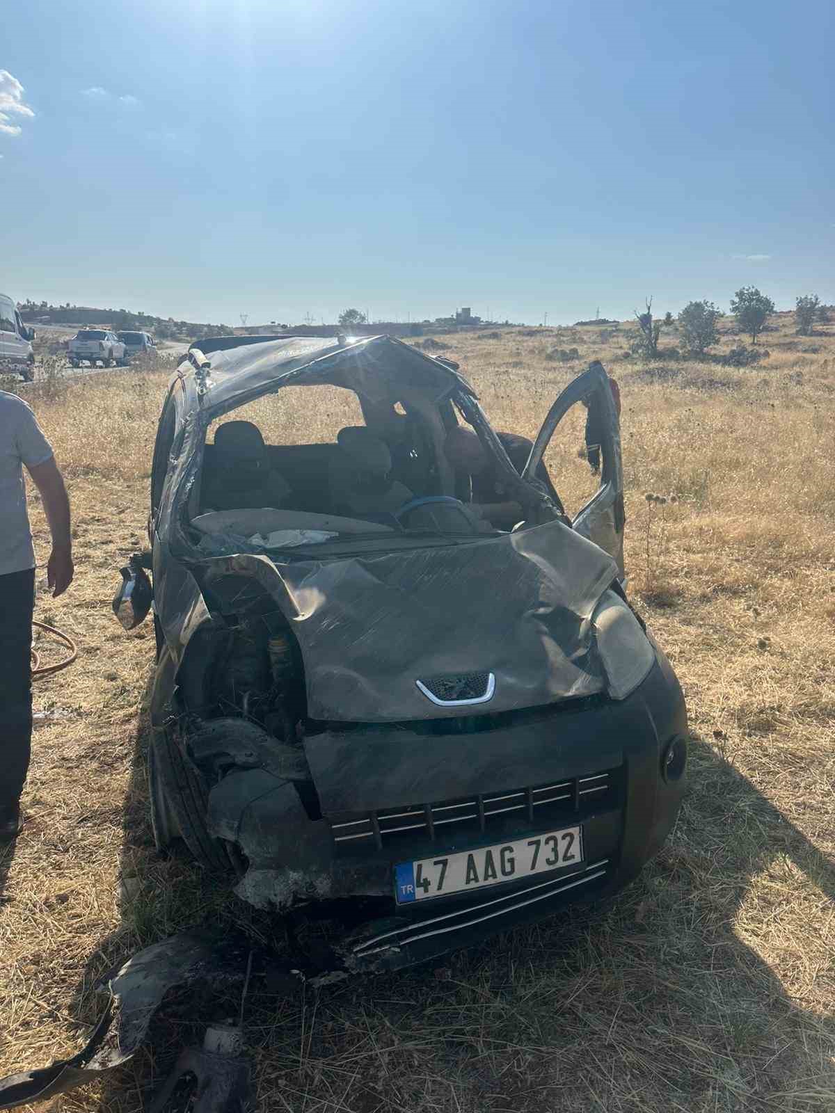 Mardin’de hafif ticari araç takla attı: 4 yaralı