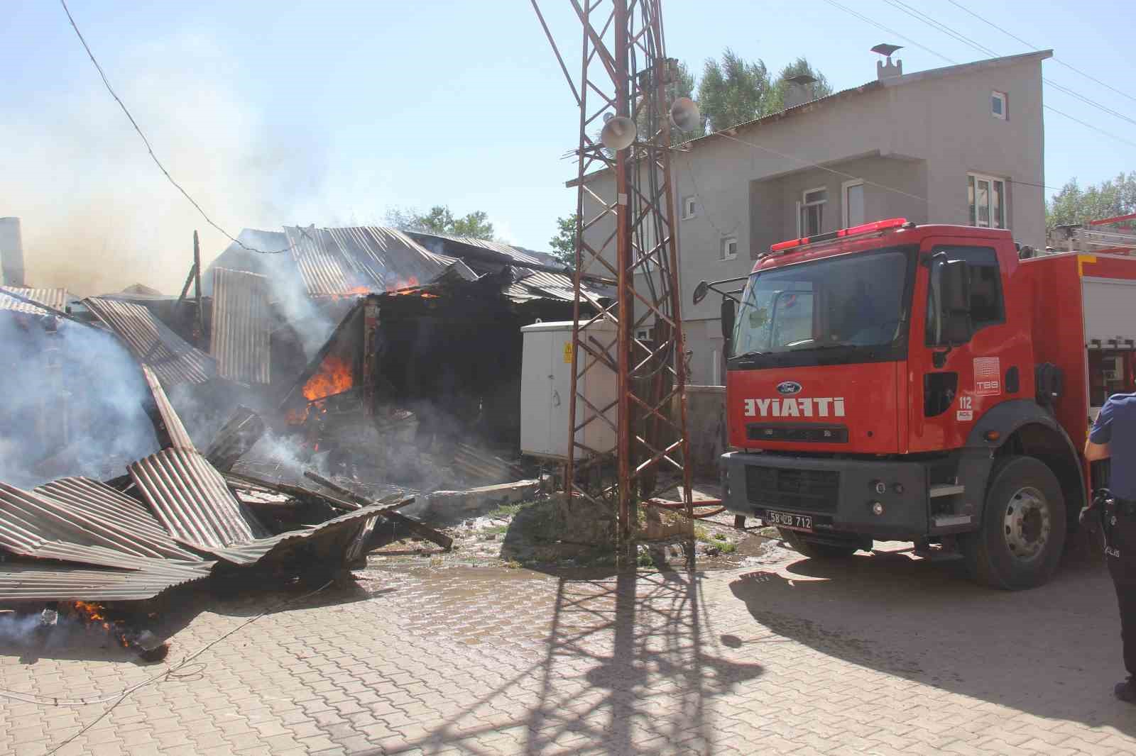 Sivas&rsquo;ta 5 odunluk ve 1 samanlık k&uuml;le d&ouml;nd&uuml;
