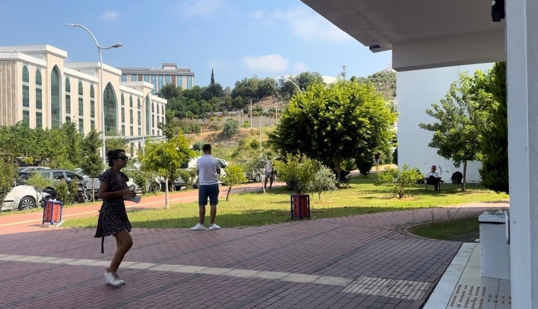 Sınavı dakikalarla ka&ccedil;ırdılar, tabelayı g&ouml;remedikleri s&ouml;ylenince i&ccedil;eri alındılar
