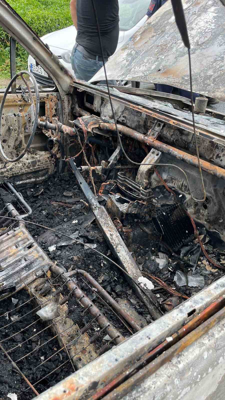 Seyir halindeki araç alev topuna döndü