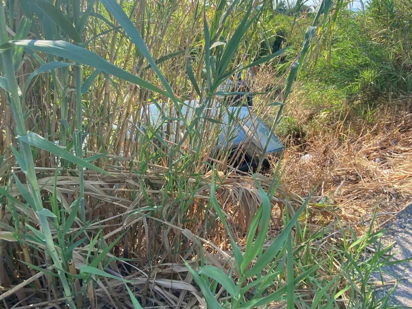 Antalya&rsquo;da otomobil şarampole u&ccedil;tu: Anne ve kızı yaralandı
