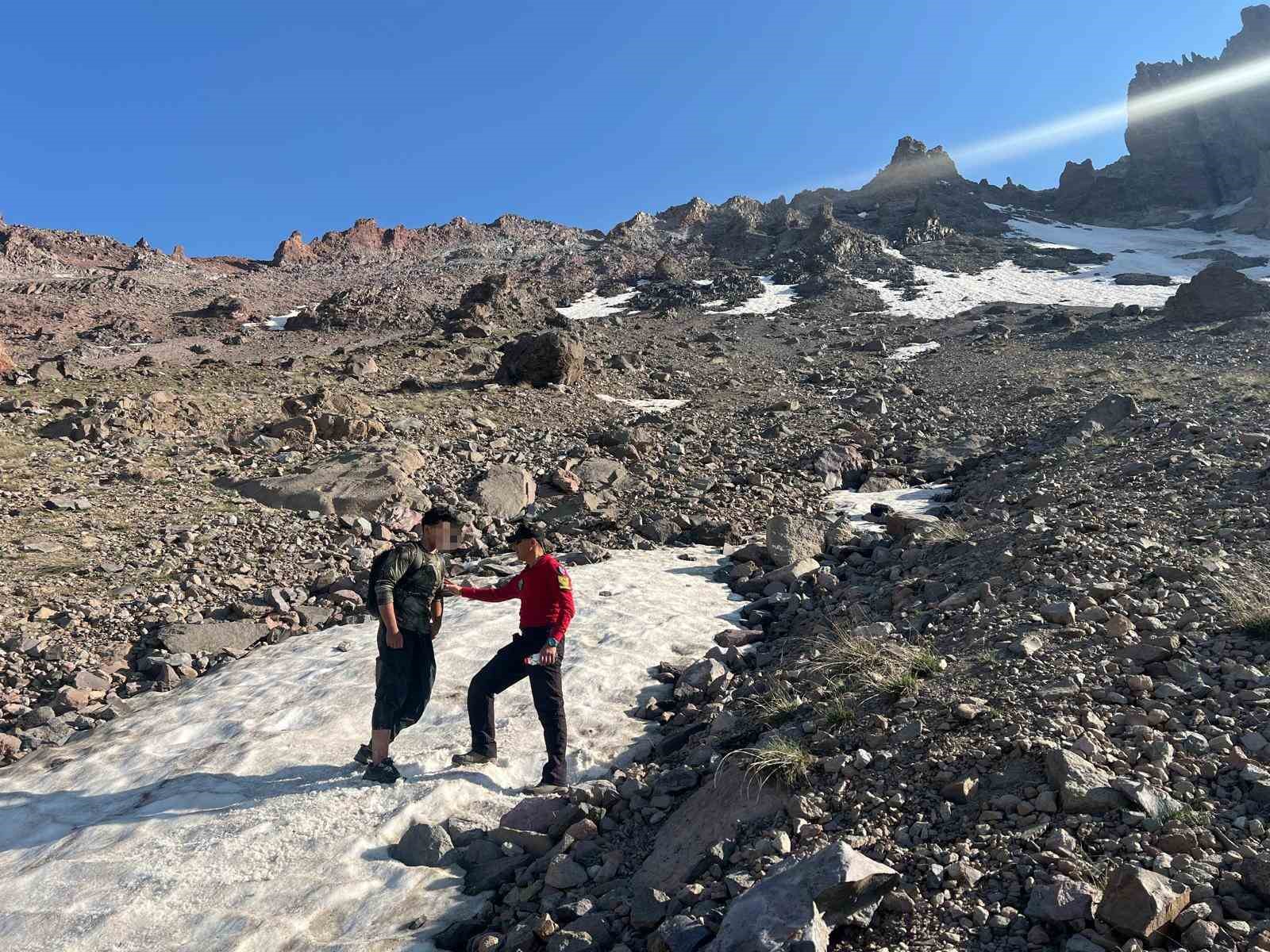 Erciyes’te 3 bin 350 metre yükseklikte mahsur kalan dağcı kurtarıldı