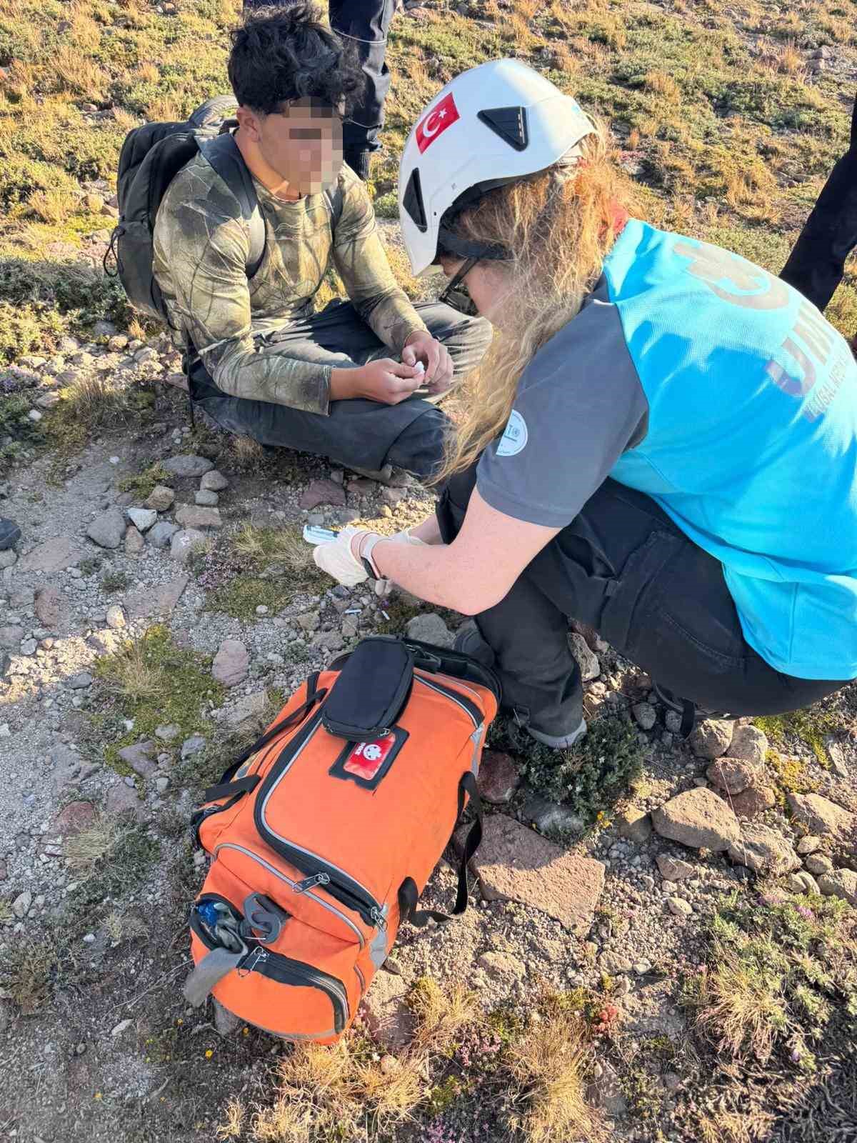 Erciyes&rsquo;te 3 bin 350 metre y&uuml;kseklikte mahsur kalan dağcı kurtarıldı
