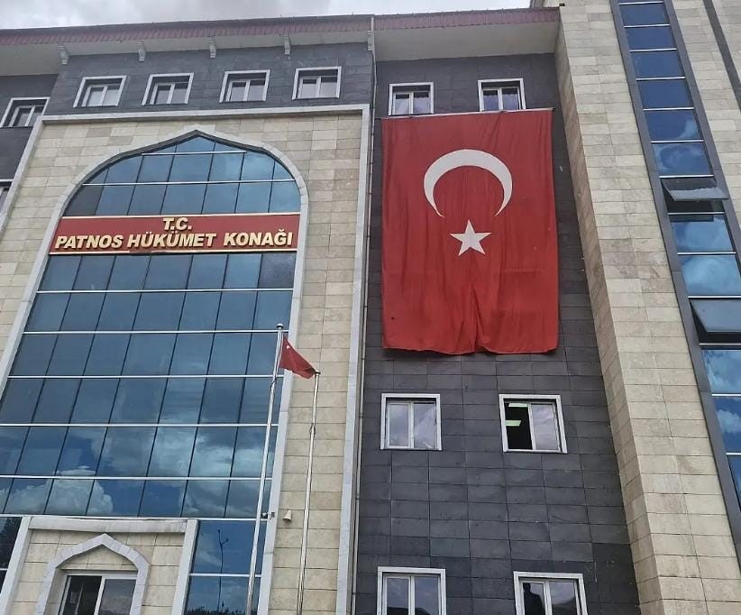 Patnos’ta sokaklar al bayrakla donatıldı