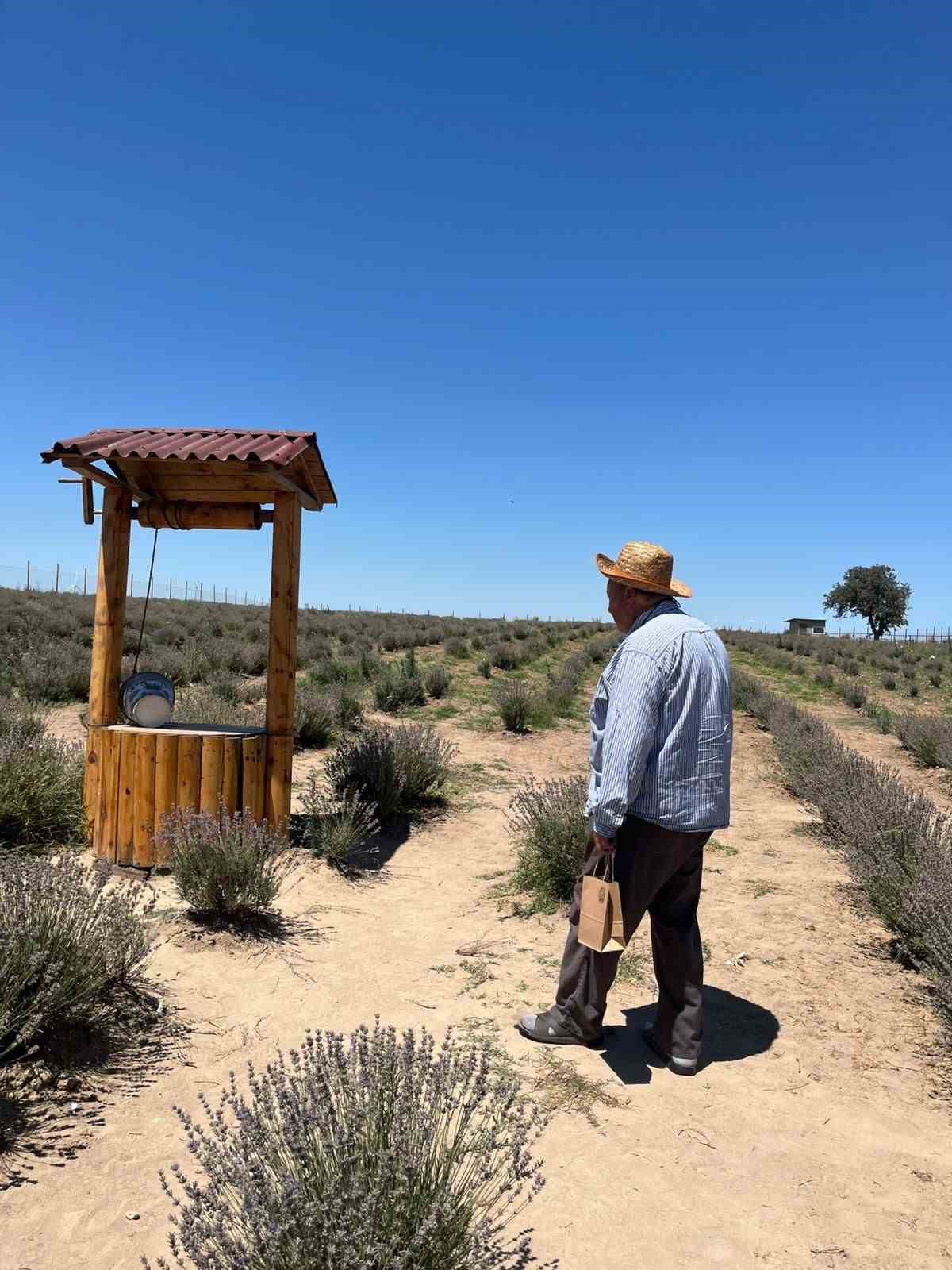 Huzurevi sakinleri lavanta tarlasına konuk oldu
