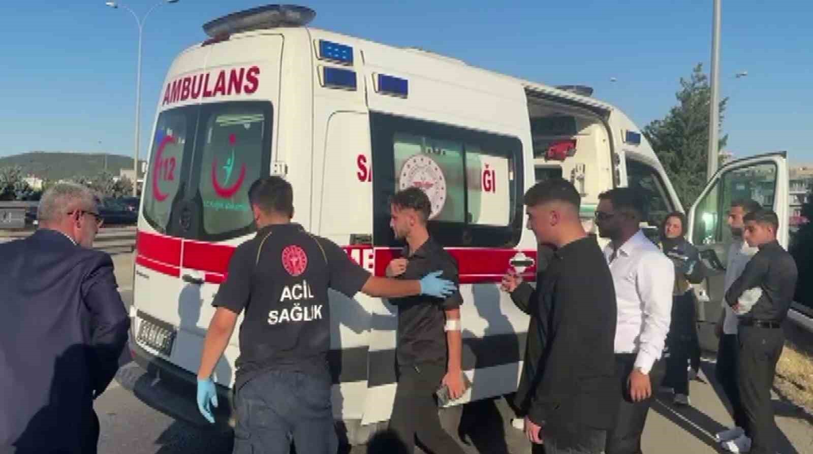 Anadolu Otoyolu&rsquo;nda bariyerlere &ccedil;arpan otomobile arkadan gelen ara&ccedil; &ccedil;arptı: 4 yaralı
