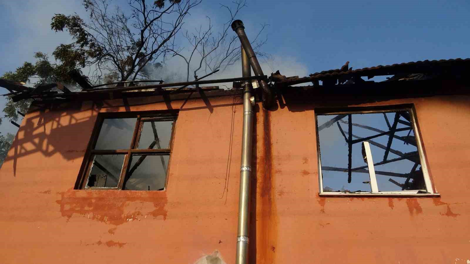 Dumanları fark edince 2 torununu da alarak &ccedil;ıktı, evinin &uuml;st katı k&uuml;le d&ouml;nd&uuml;
