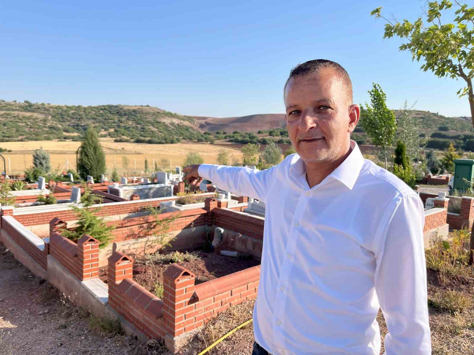 Mezarlığa g&ouml;m&uuml;len k&ouml;pek leşi ekipleri alarma ge&ccedil;irdi
