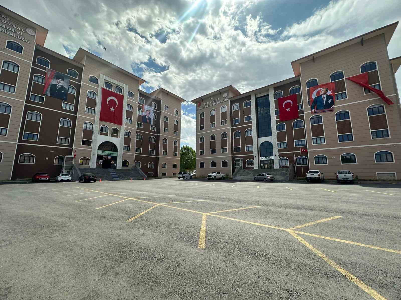 Ağrı’da 15 Temmuz için bin 24 okul ve kuruma Türk bayrağı asıldı