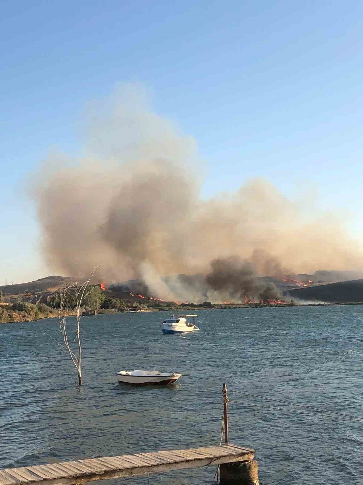 Aliağa&rsquo;da otluk alanda yangın
