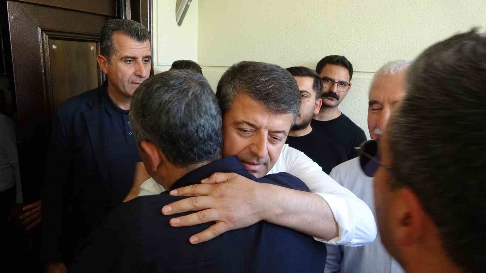 &Ouml;zg&uuml;r &Ouml;zel&rsquo;den Abdurrahman Tutdere&rsquo;ye destek ziyareti
